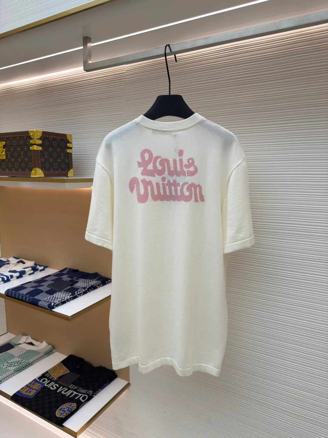 LOUIS VUITTON woolen short sleeves with floral logo ●Authentic product: Purchased and developed at 9250 ●Item number: 1680130-A55 ●Fabric: pure cotton fabric ●Technology: woolen fabric ●Version: fitted version ●Weight: about 258 grams ●Size: XS-S-M-L ●Description: Knitting is carried out using a Stoll 14-needle ultra-fine machine imported from Germany worth 47W. It is knitted at a parallel and even speed with reference to the original single-sided partial mesh bottom hanging wool structure. Each piece takes 270 minutes. During the weaving, 16 sand spits are used to alternately knit back and forth. The number of knitting rows for a single front garment hanging wool is as high as 6352. The newly woven garment has so many knots that it requires It requires pure manual thread picking, knot head inspection, random inspection before seam picking, washing, original main label, wash mark, details down to the height of the wash mark, stitching method, and final ironing. Only after a general inspection can it be packaged and shipped. It is not like those ordinary computerized flat knitting machines. In order to rush the goods, the speed is turned to the limit, and the stitches of the knitted garments are different in size, code, and patterns. The overall wiring is straight and delicate, the fabric is comfortable and soft, and the color is consistent without color difference. It can be matched with the same style to create a fashionable look and control various occasions. Customized accessories, complete with three standards, same style for men and women!